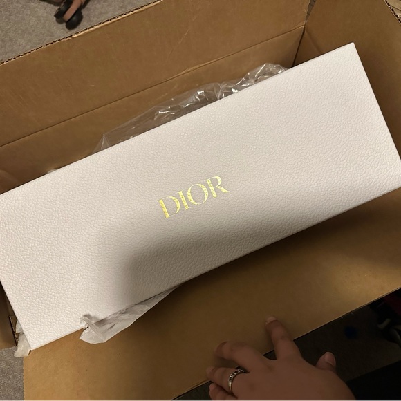 DIOR-“AROUND THE WORLD” VANITY CASE/HAND TOWELS/CAPTURE TOTALE HYALUSHOT & CREAM - Picture 16 of 16